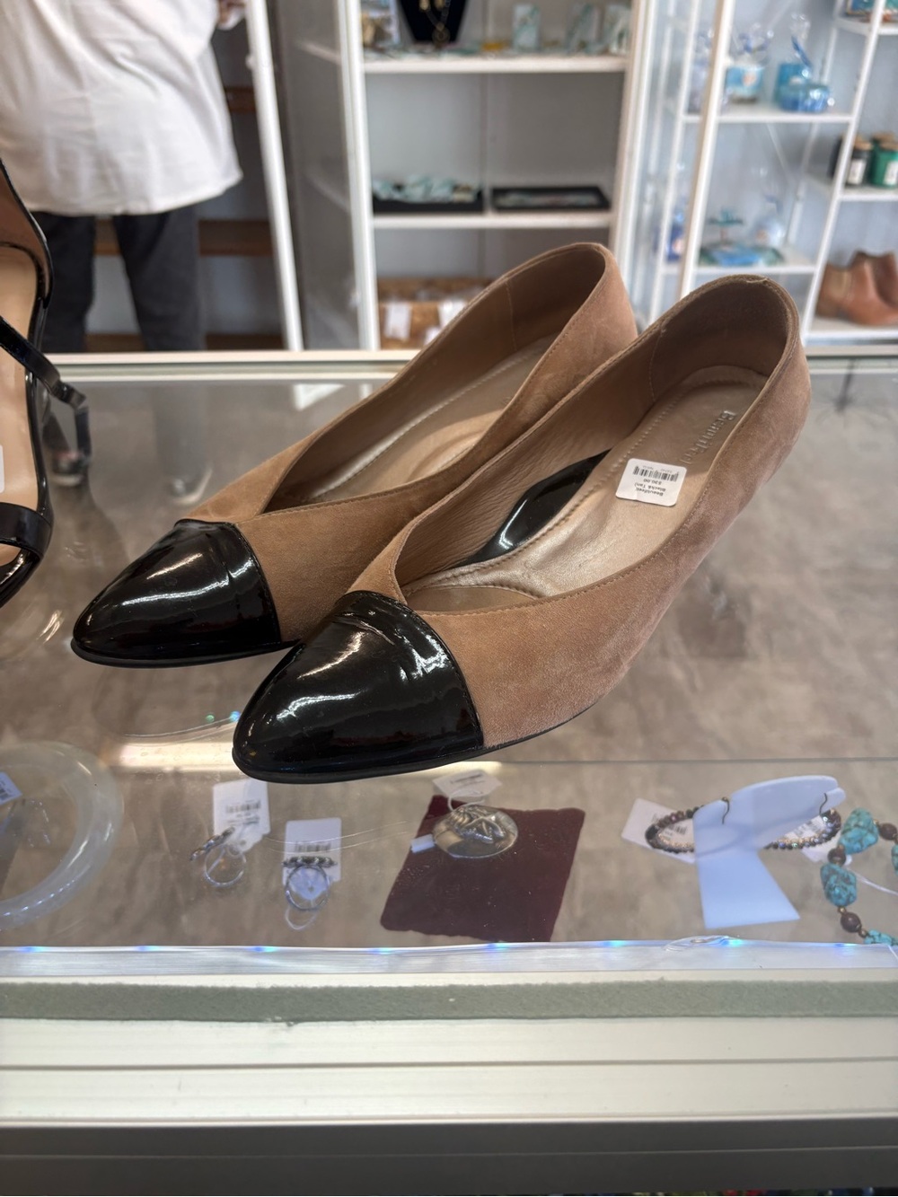 BeautiFeel Two-Tone Pointed Toe Flats in Black & Tan